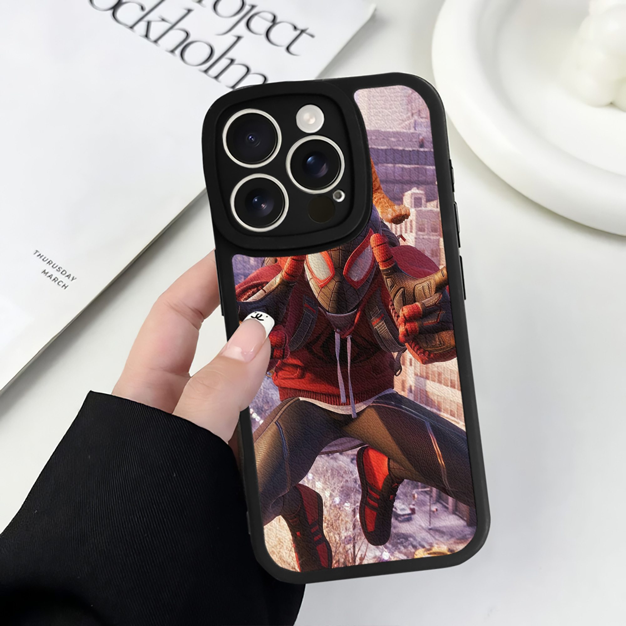 Spider Man スパイダーマン 【iPhone 16シリーズ対応】シリコンスマホケース（レザー調） 材質：シリコン